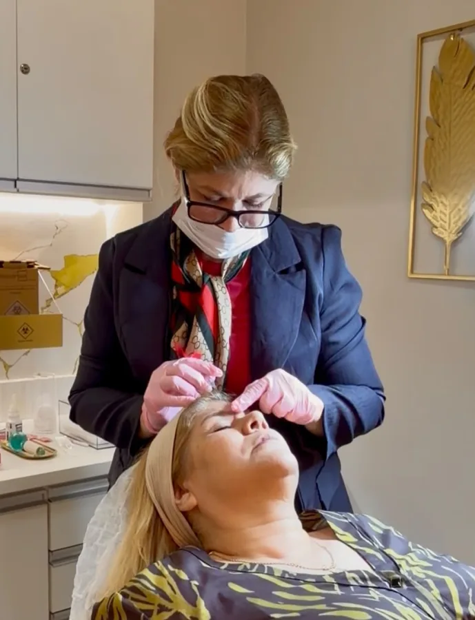 Dra. Gislaine Villela Taves durante a aplicação de um protocolo facial na GV Clinic