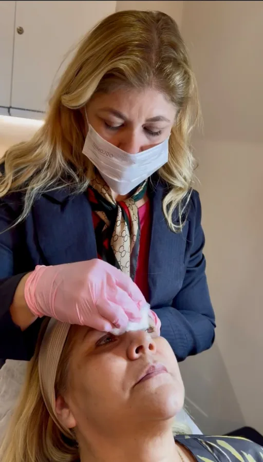Dra. Gislaine Villela Taves preparando a pele da paciente antes do protocolo facial